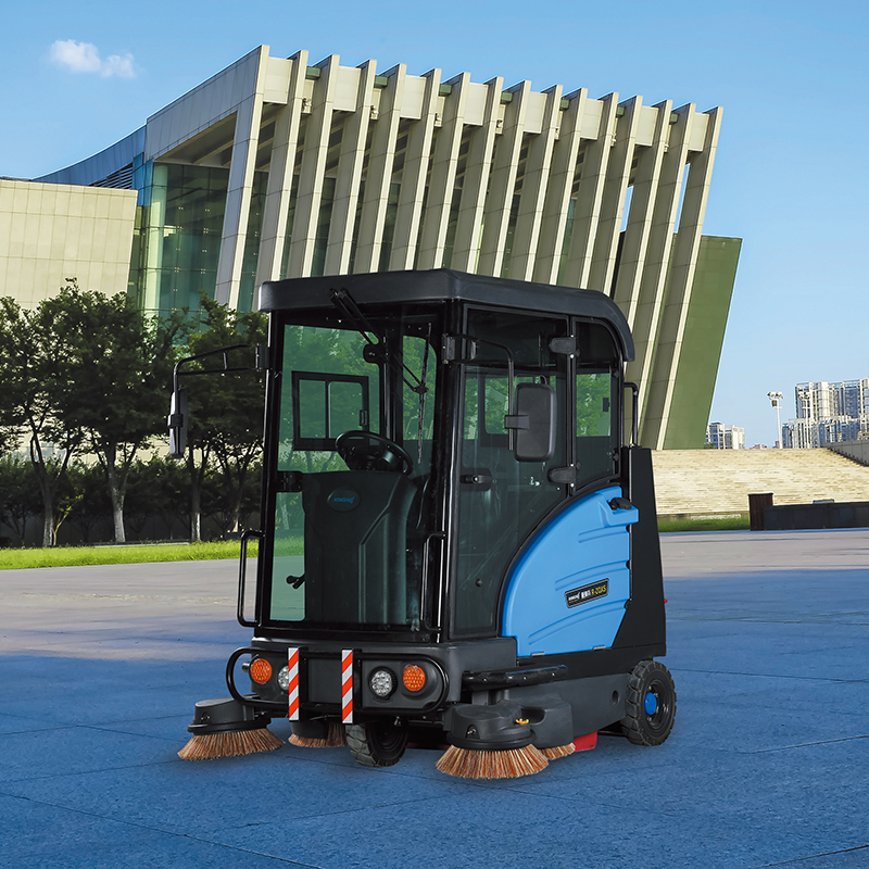 駕駛式掃地車讓保潔更簡(jiǎn)單！