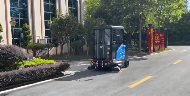 迎接夏天，容恩掃地車助您戶外清涼作業(yè)