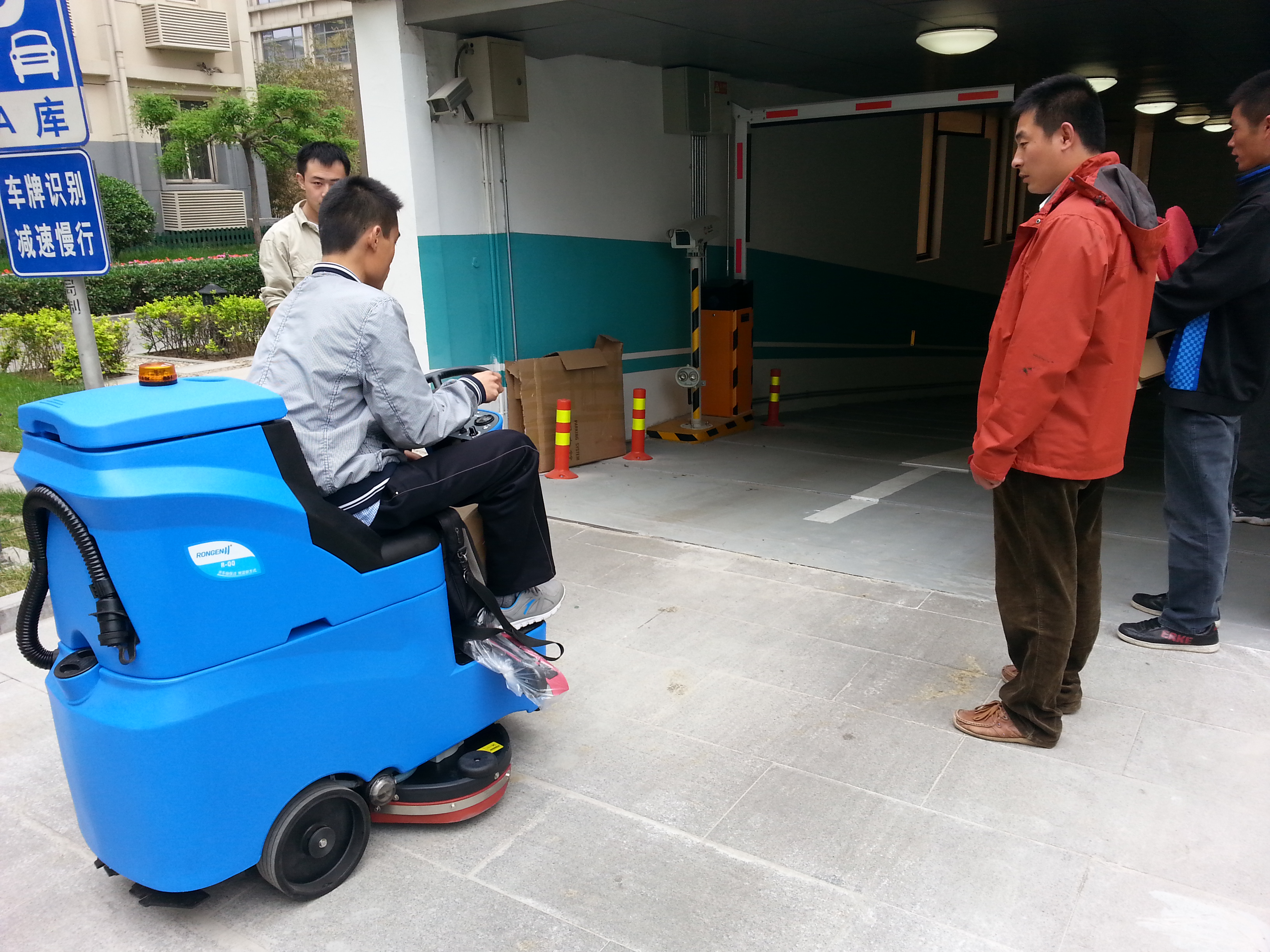 大型地下停車場(chǎng)用什么洗地機(jī)比較好？