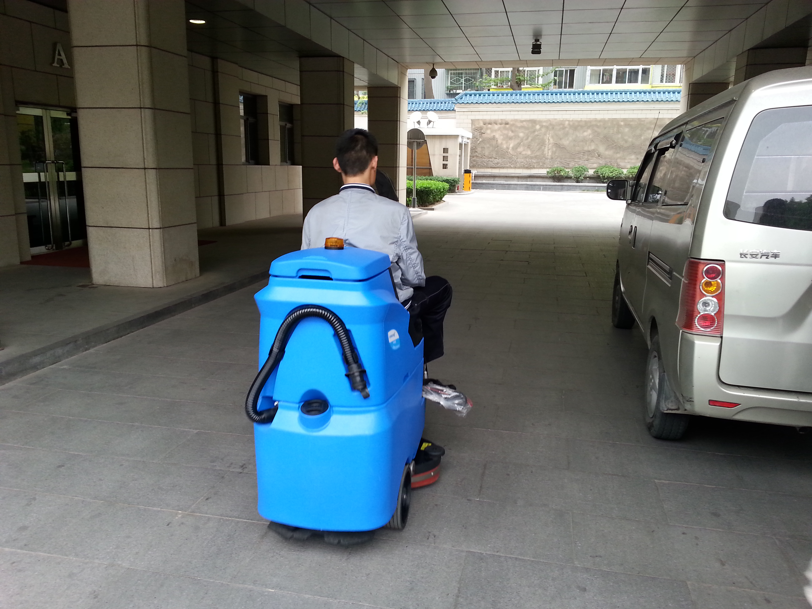 水泥、環(huán)氧等粗糙地面油污該怎么處理？能用洗地機(jī)保潔嗎？