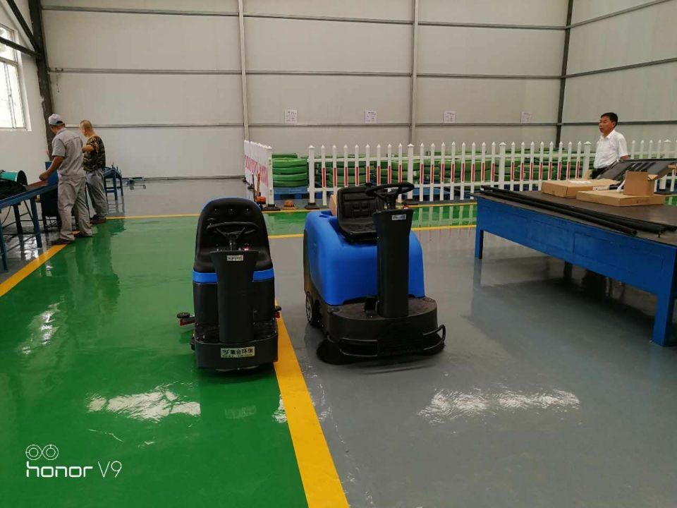 購(gòu)買手推式洗地機(jī)跟駕駛式洗地機(jī)哪個(gè)更合算？