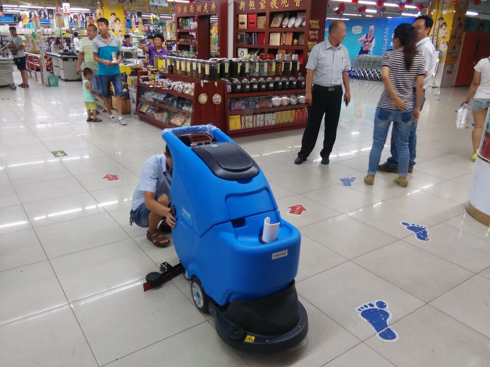 全自動洗地機清潔效率、可操作性、綠色環(huán)保、安全性不可忽視