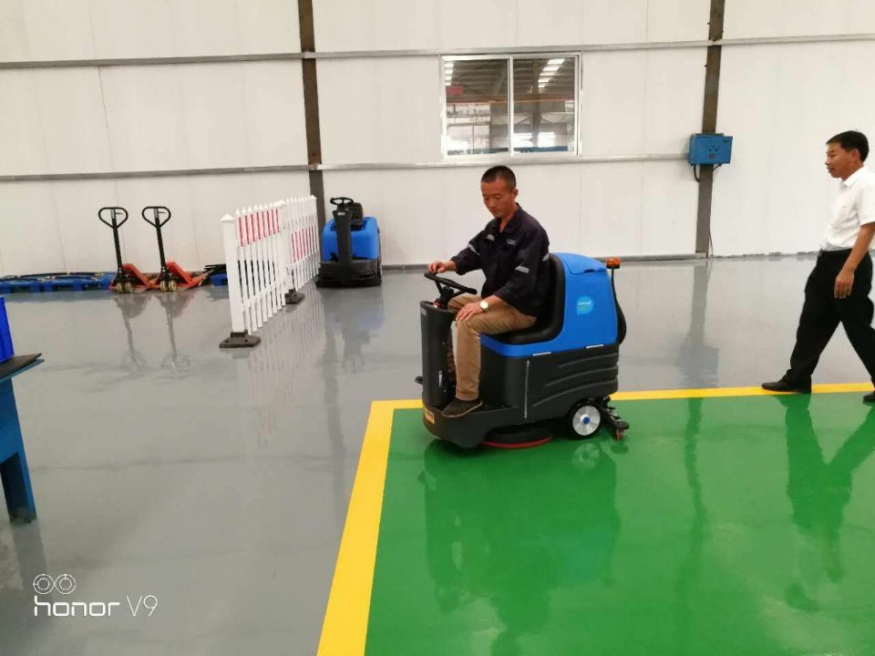 為什么停車場要用駕駛式洗地機(jī)？