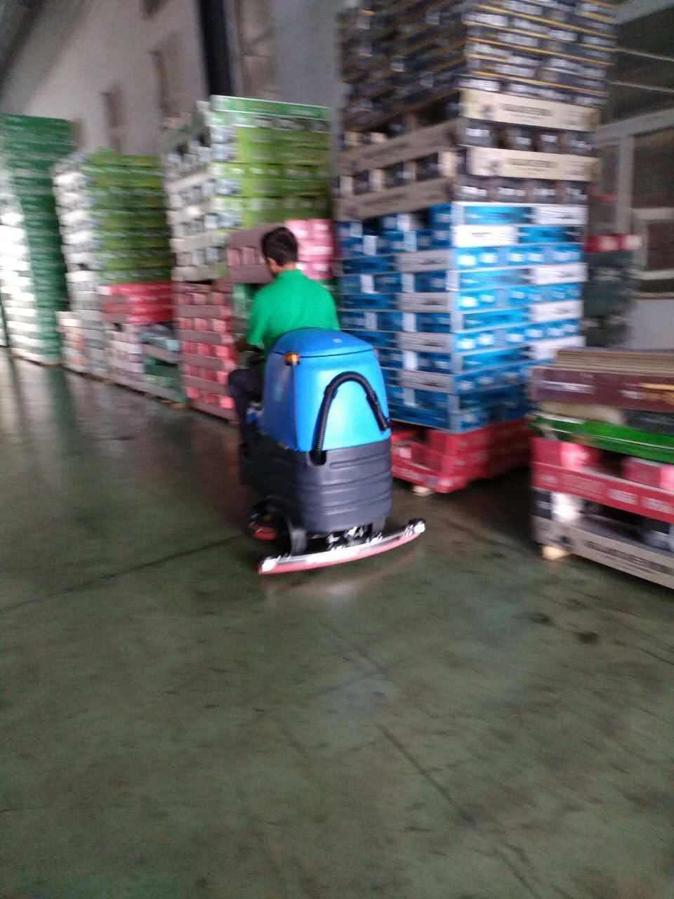 繁重的地下車庫(kù)清潔衛(wèi)生就用駕駛式洗地機(jī)！