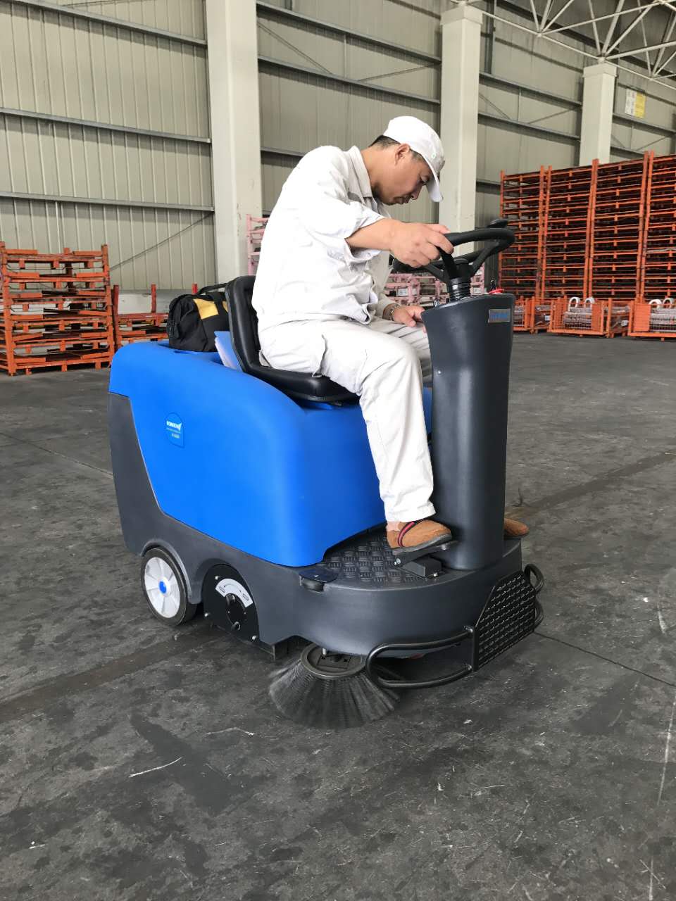 倉(cāng)庫(kù)駕駛式掃地機(jī)選擇什么品牌好？