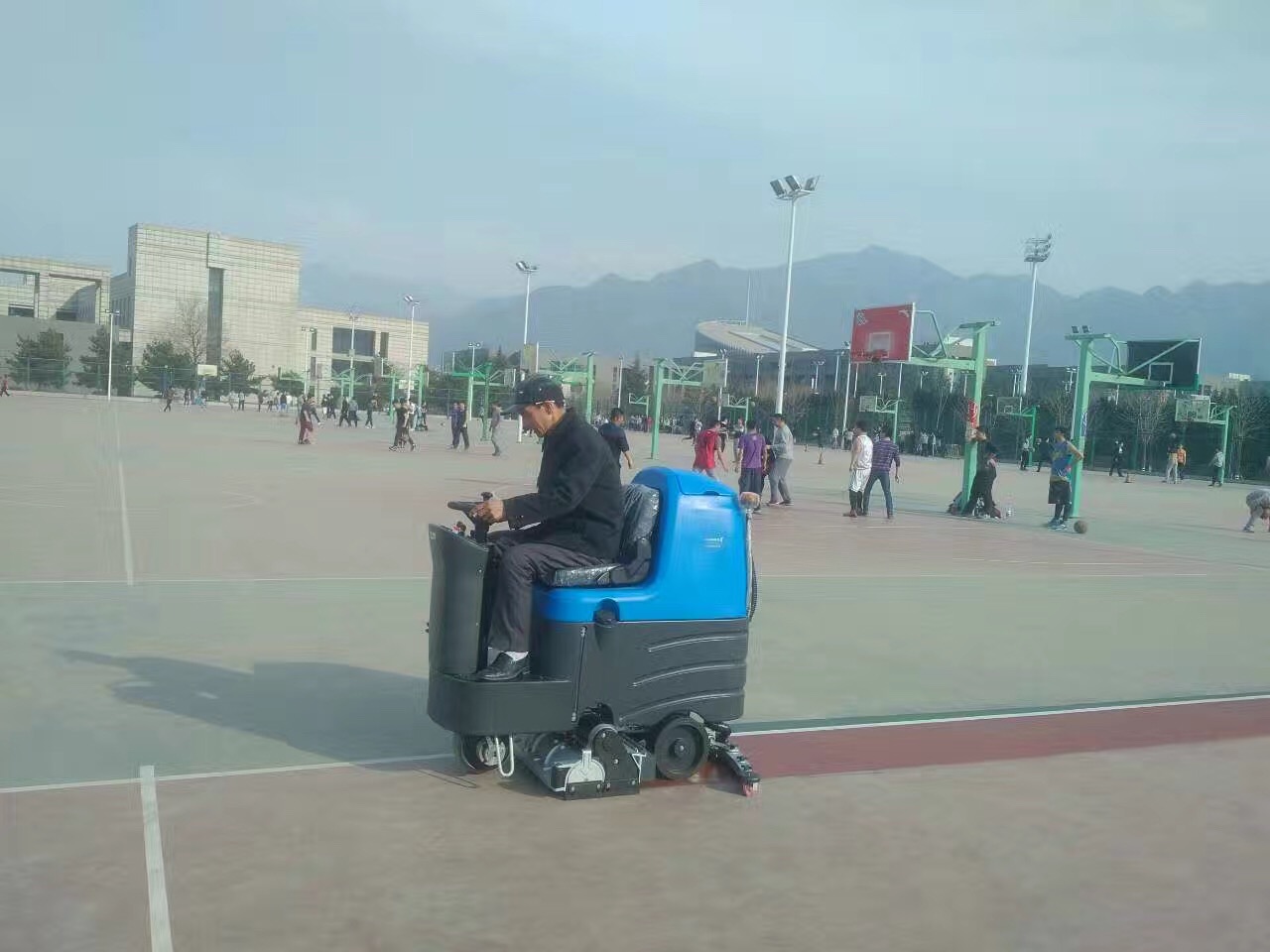 影響駕駛式掃地機(jī)工作時長的因素