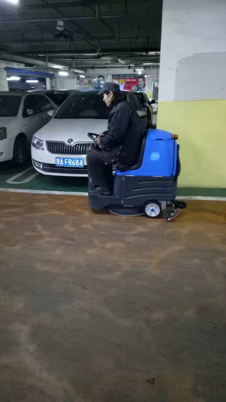 駕駛式洗地機(jī)受歡迎嗎?