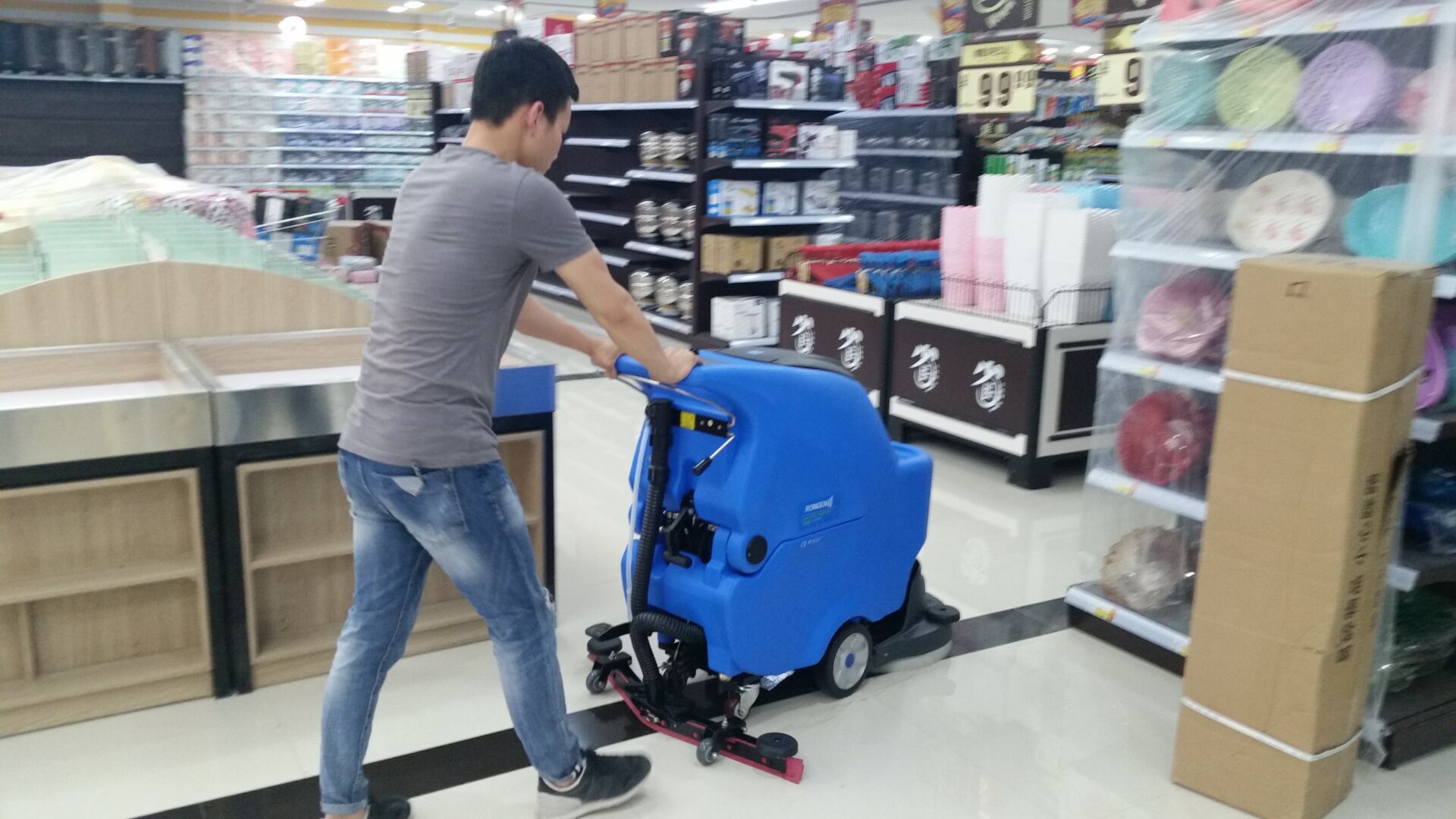 超市廣場清潔全自動(dòng)洗地機(jī)的質(zhì)量排行