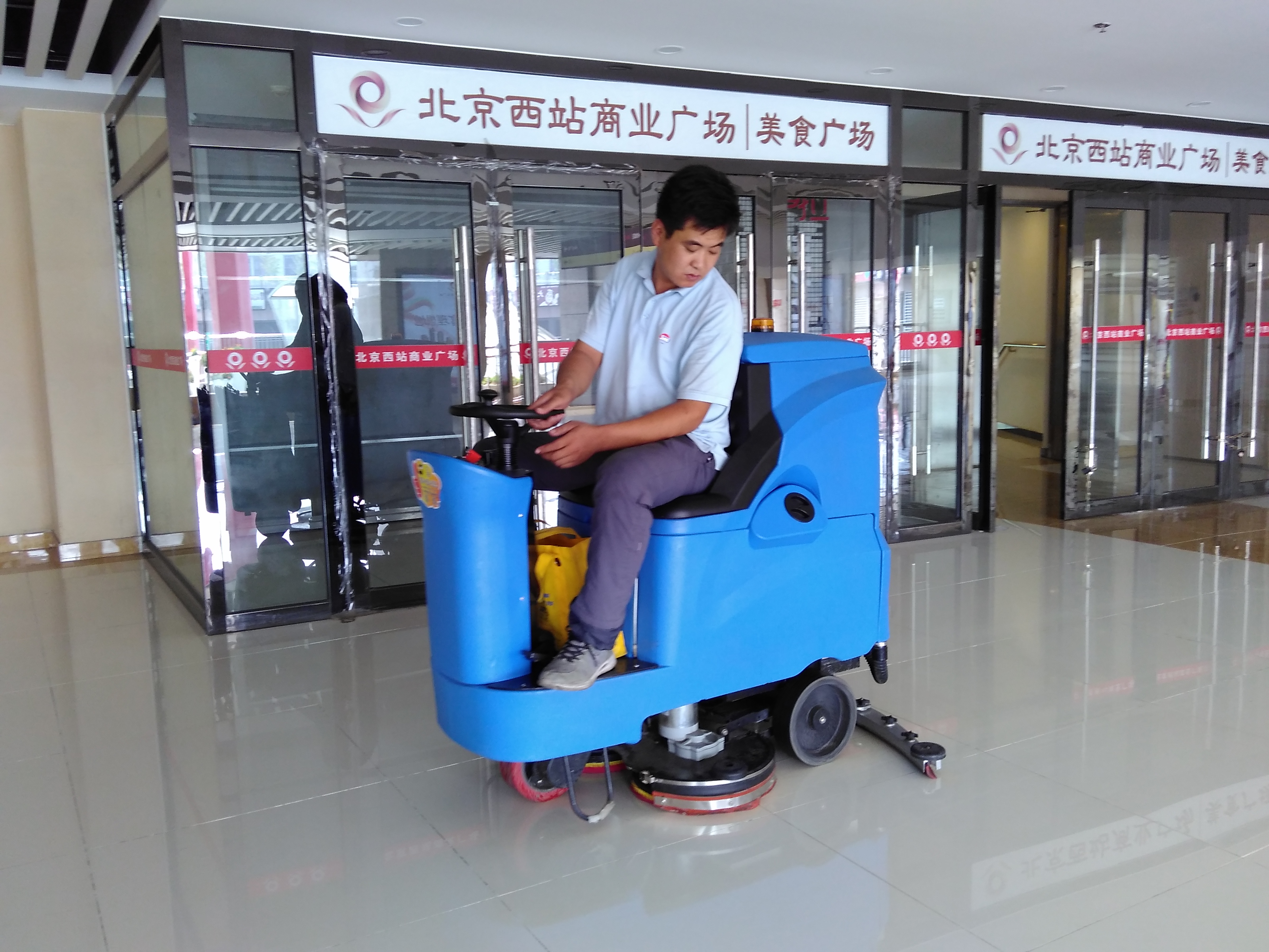 如何來選擇駕駛式洗地機(jī)和手推式洗地機(jī)，這兩種哪個(gè)更實(shí)用?