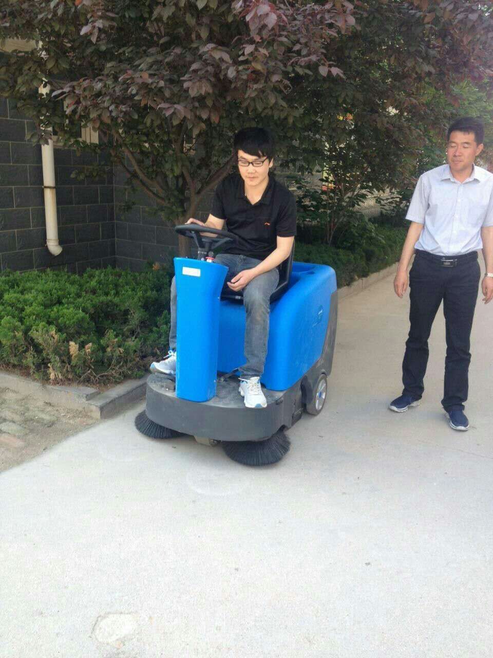 工廠使用駕駛式掃地機(jī)真的省錢嗎？