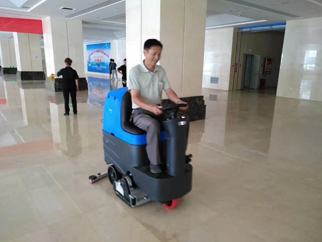 商場地面清洗為什么要選用洗地機？