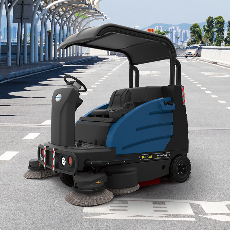 駕駛式掃地車可以替代多人工打掃，節(jié)省成本