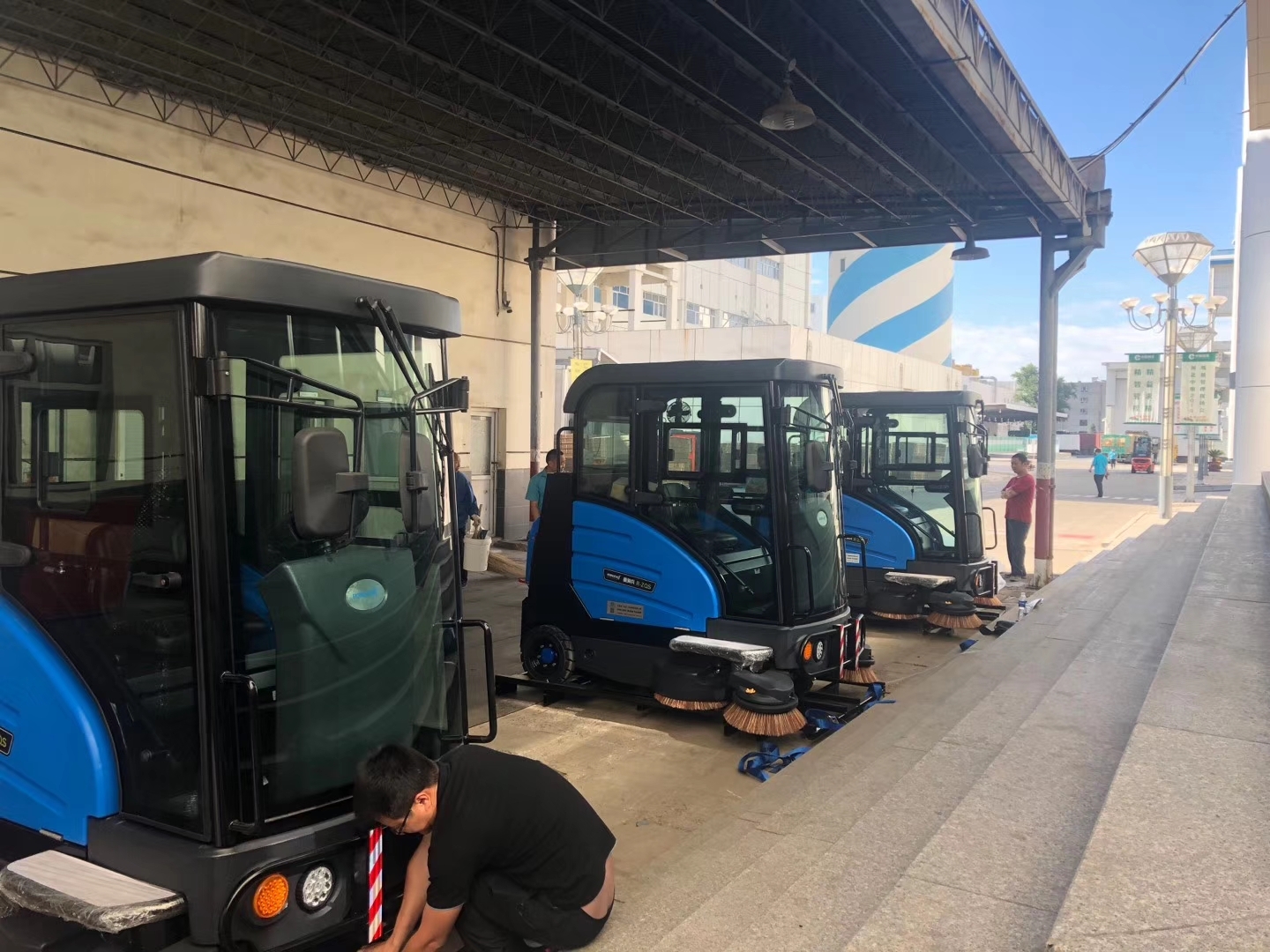 電動(dòng)掃地車-車間廠房清掃很有效！