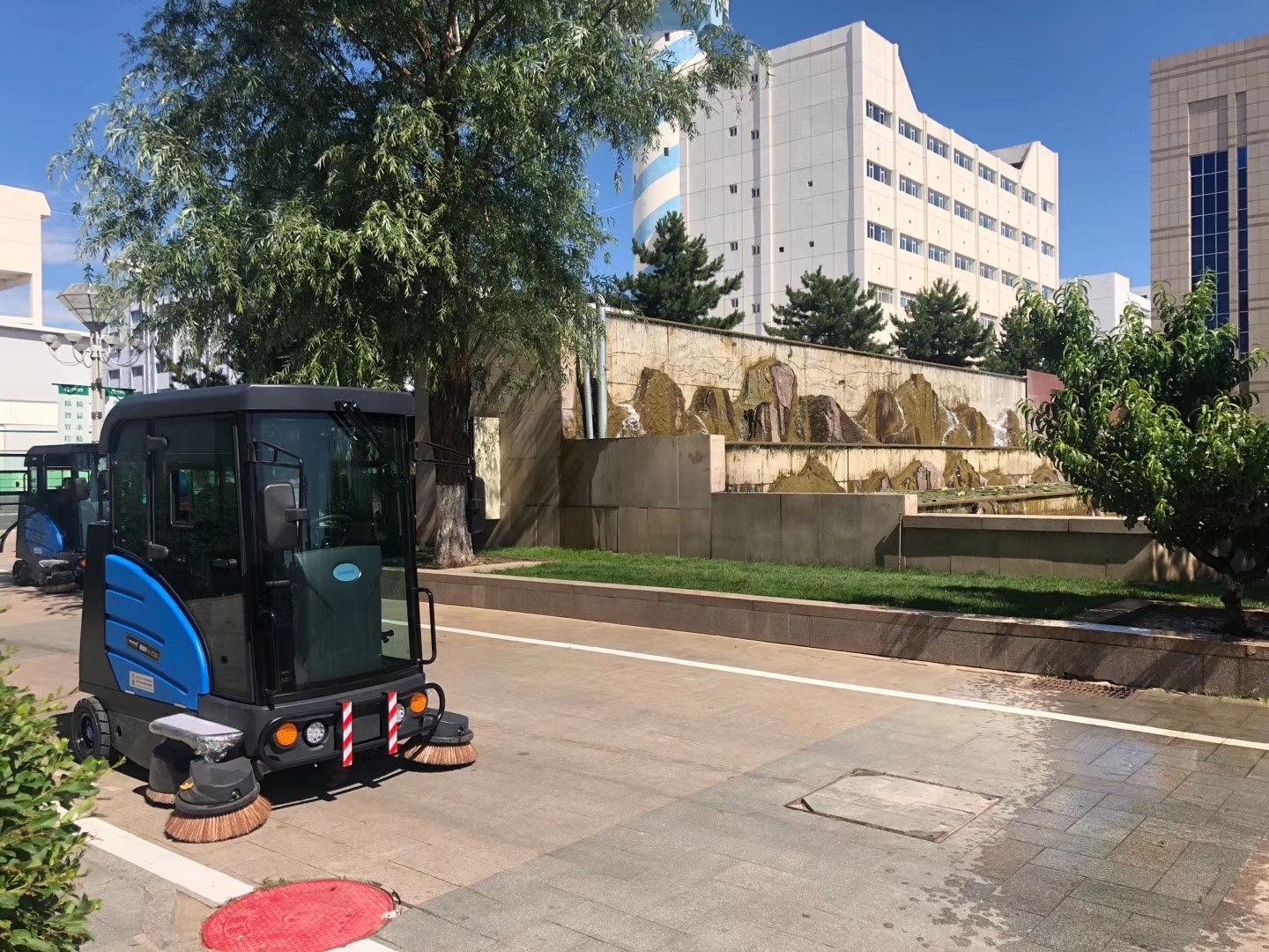 駕駛式掃地車讓保潔更簡(jiǎn)單！