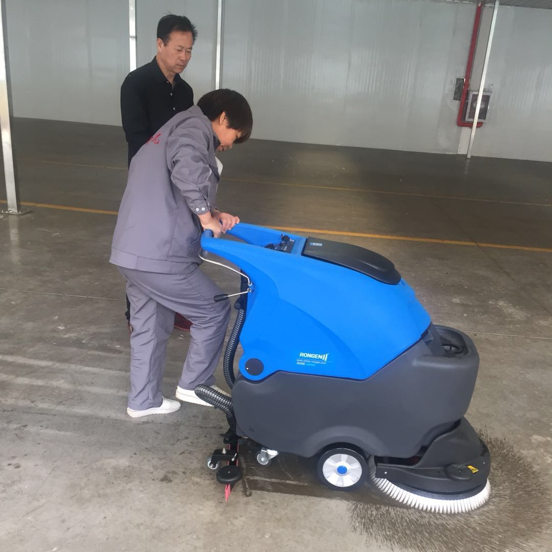 對(duì)于水泥地面的清潔，洗地機(jī)也能游刃有余