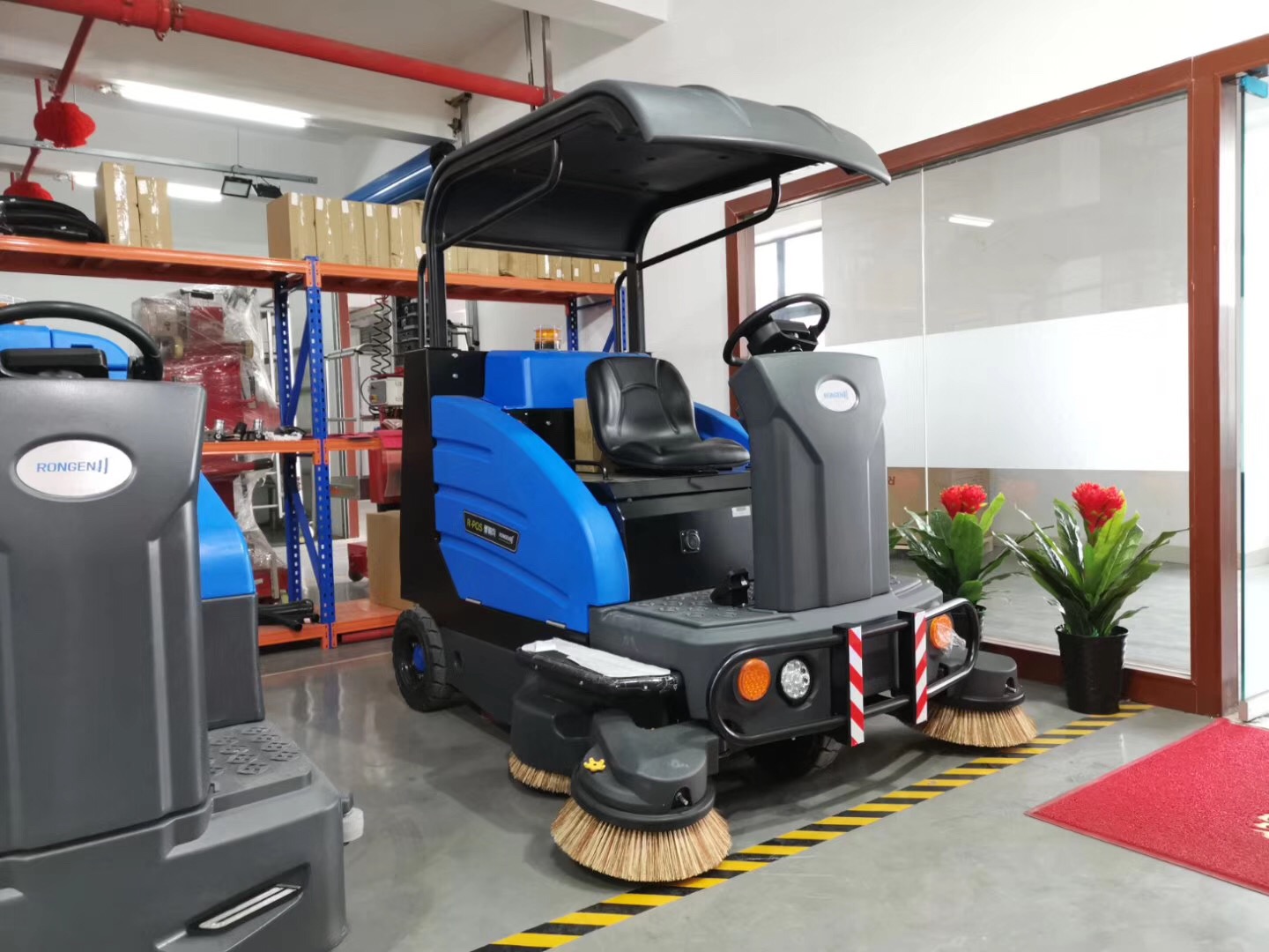 容恩掃地車，替代人工掃把，輕松掃地不揚(yáng)塵