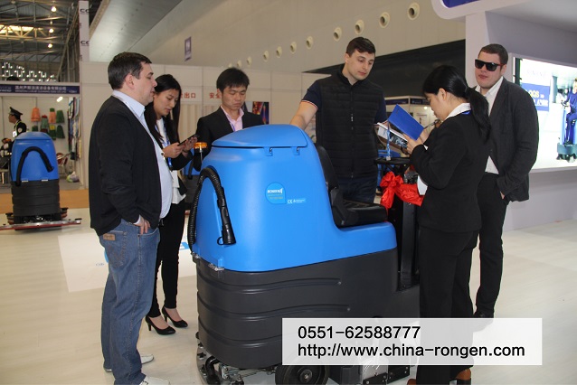 全國超市普現(xiàn)手推式全自動刷地機(jī)