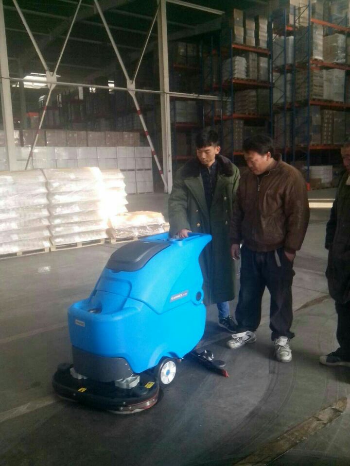 工廠選擇什么價格的全自動洗地機(jī)比較好?