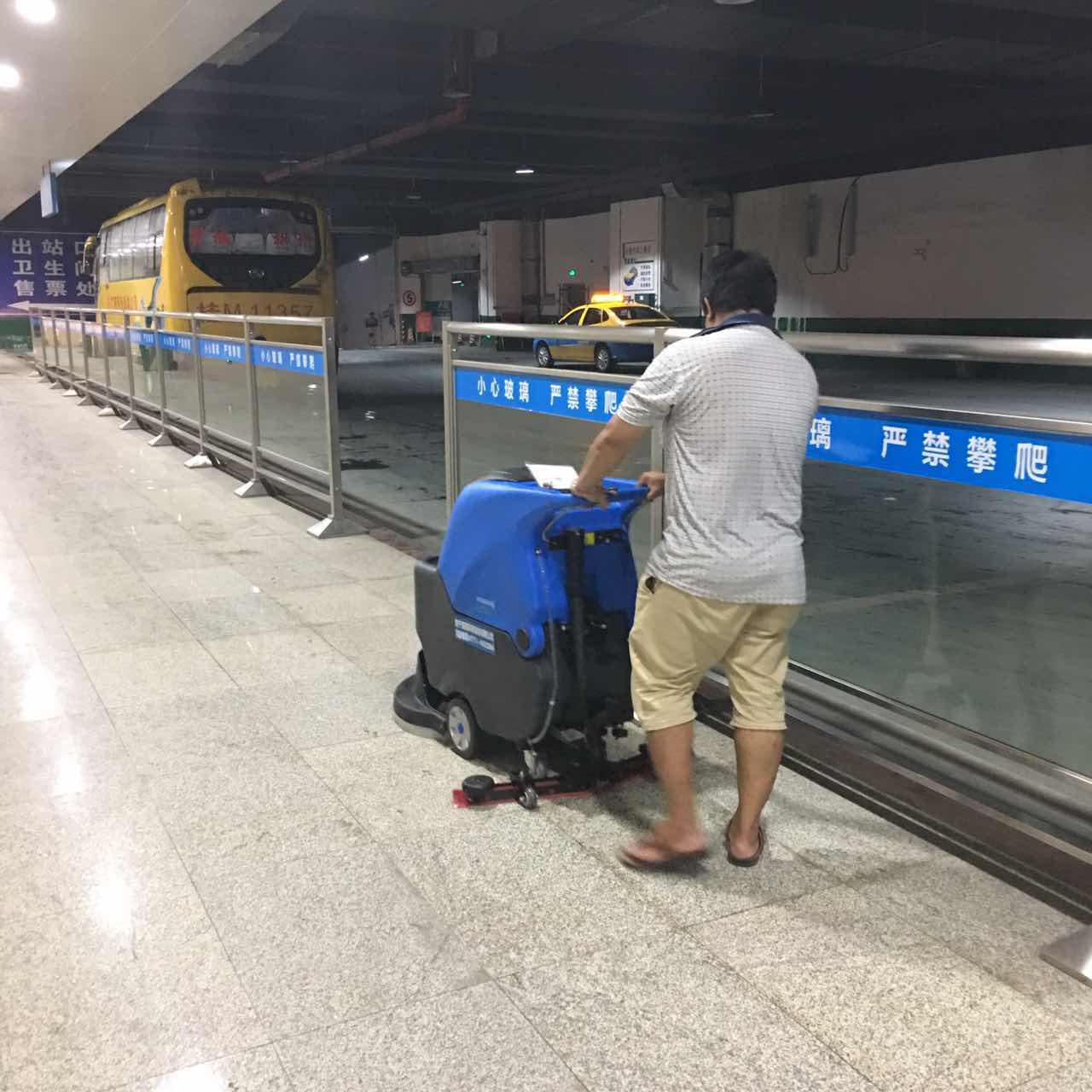 保潔人員的私人“豪華清潔座駕”——電動(dòng)掃地車