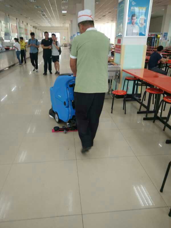 類似食堂的油污地面我們該怎么去清潔