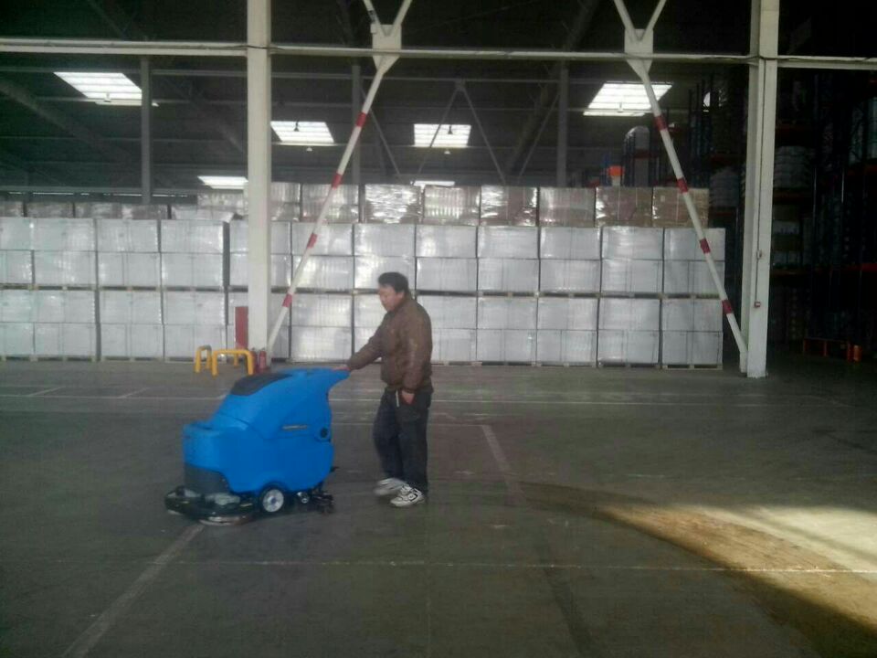 工廠倉(cāng)庫(kù)使用洗地車(chē)有什么優(yōu)勢(shì)