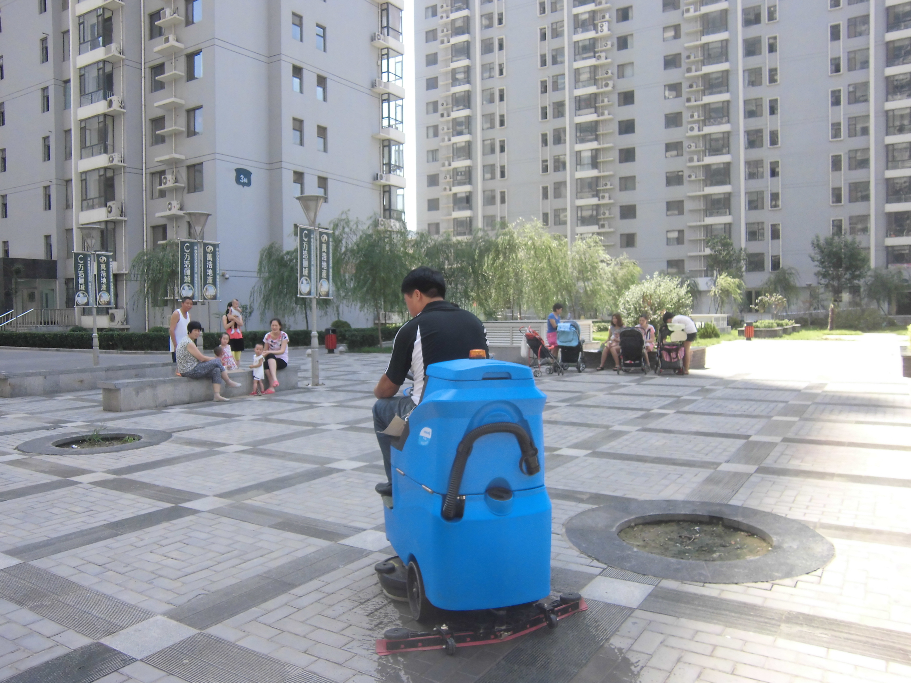 廠家直銷(xiāo)洗地車(chē)真的實(shí)惠嗎?