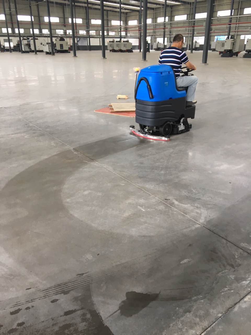 清潔機(jī)械代替人工，洗地機(jī)與社會(huì)發(fā)展同步