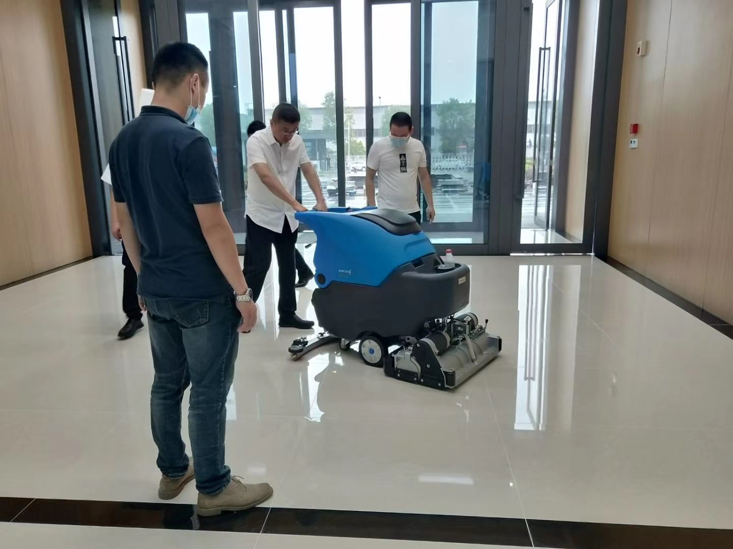 酒店地面清潔用手推洗地機(jī)，干凈高效